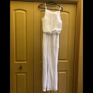 Beautiful white jumpsuit. Has side pockets